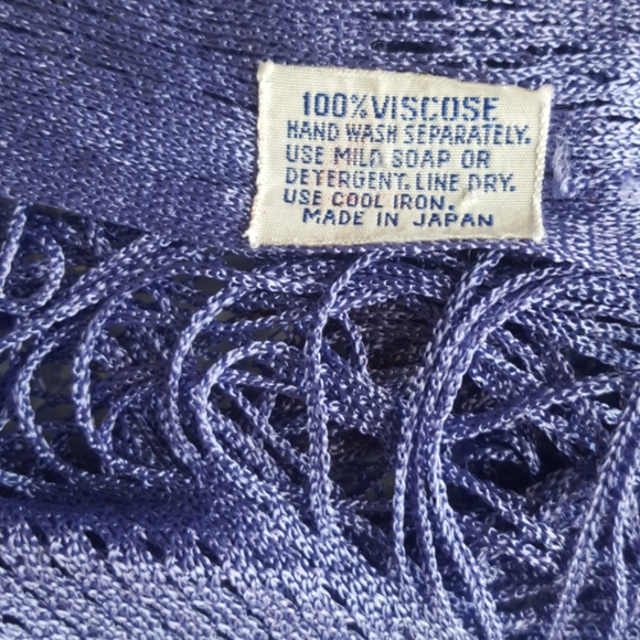 Oversized triangle scarf. Lace & Fringes. - Picture 3 of 3